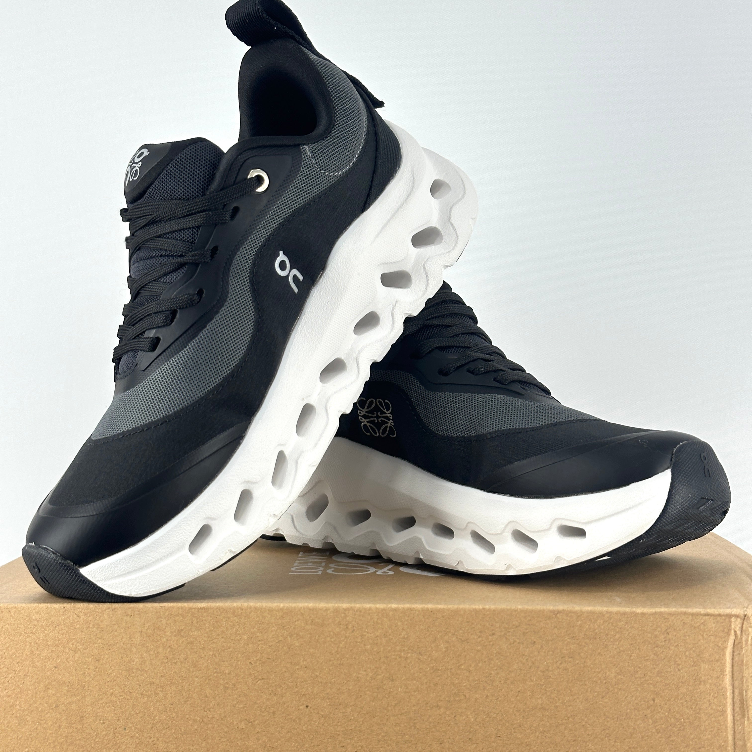 On x Loewe cloudtilt black-white