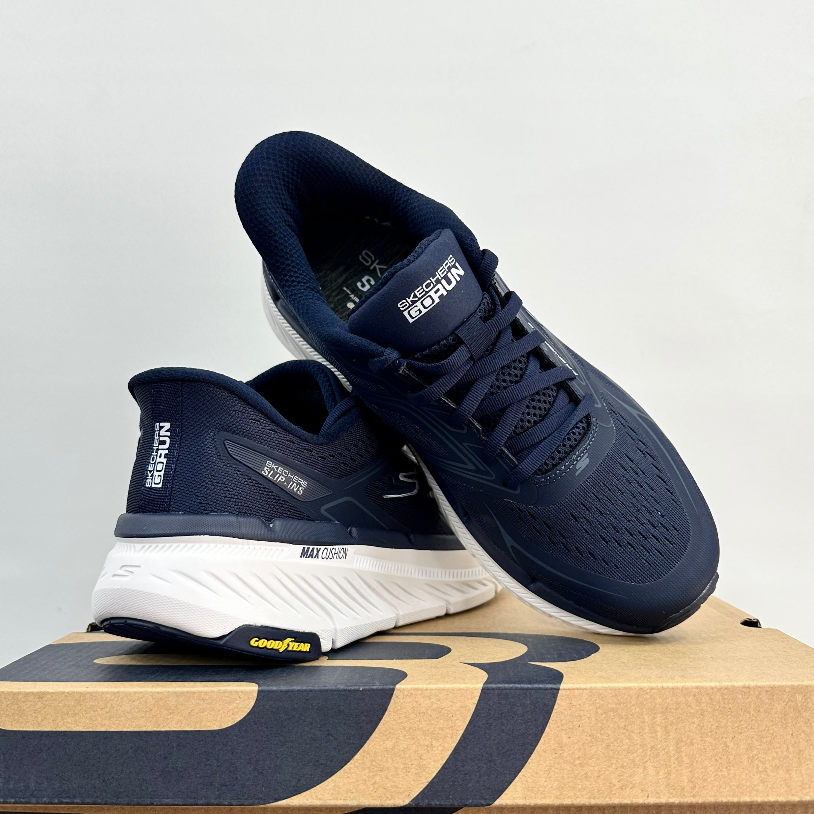 Skechers Max Cushioning