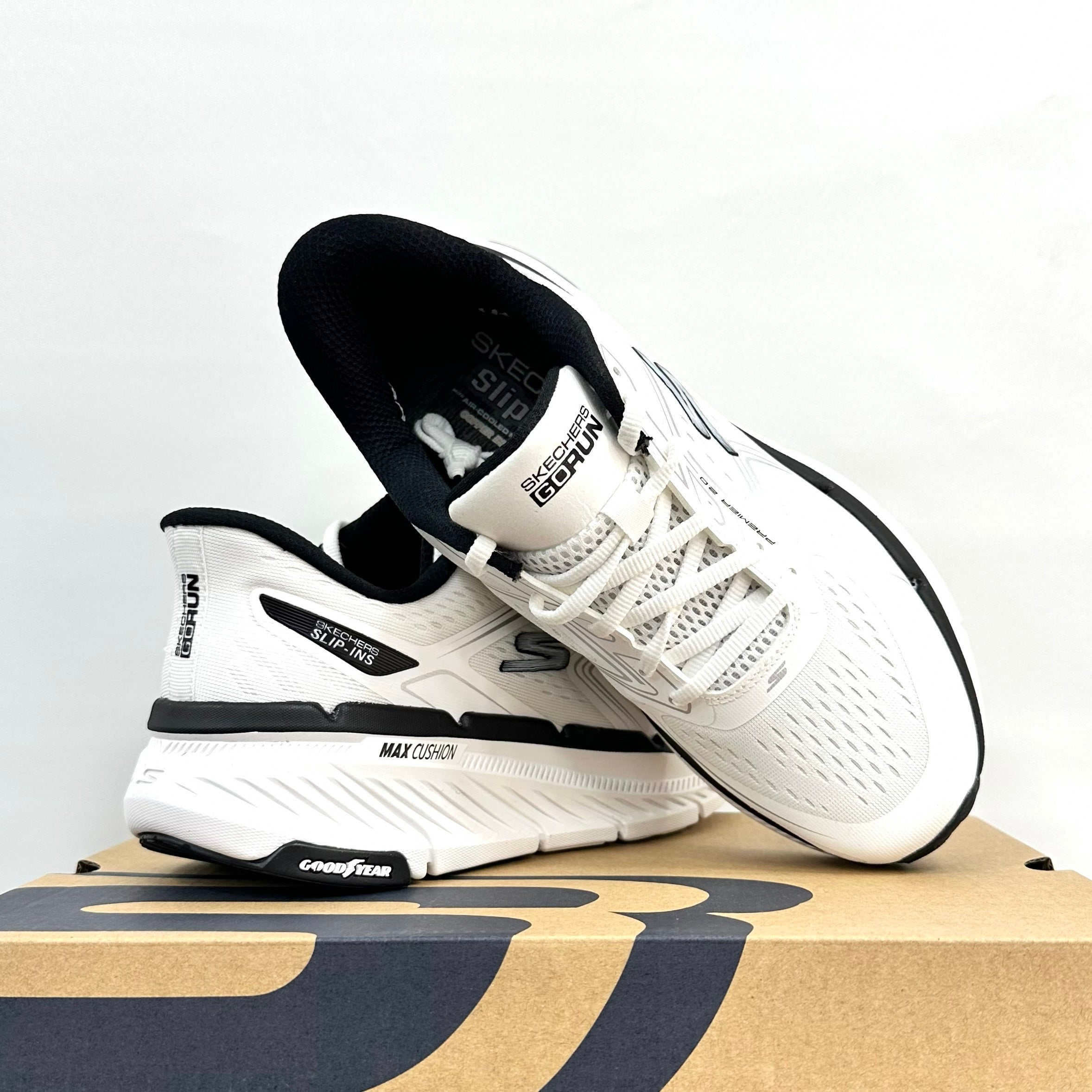Skechers Max Cushioning