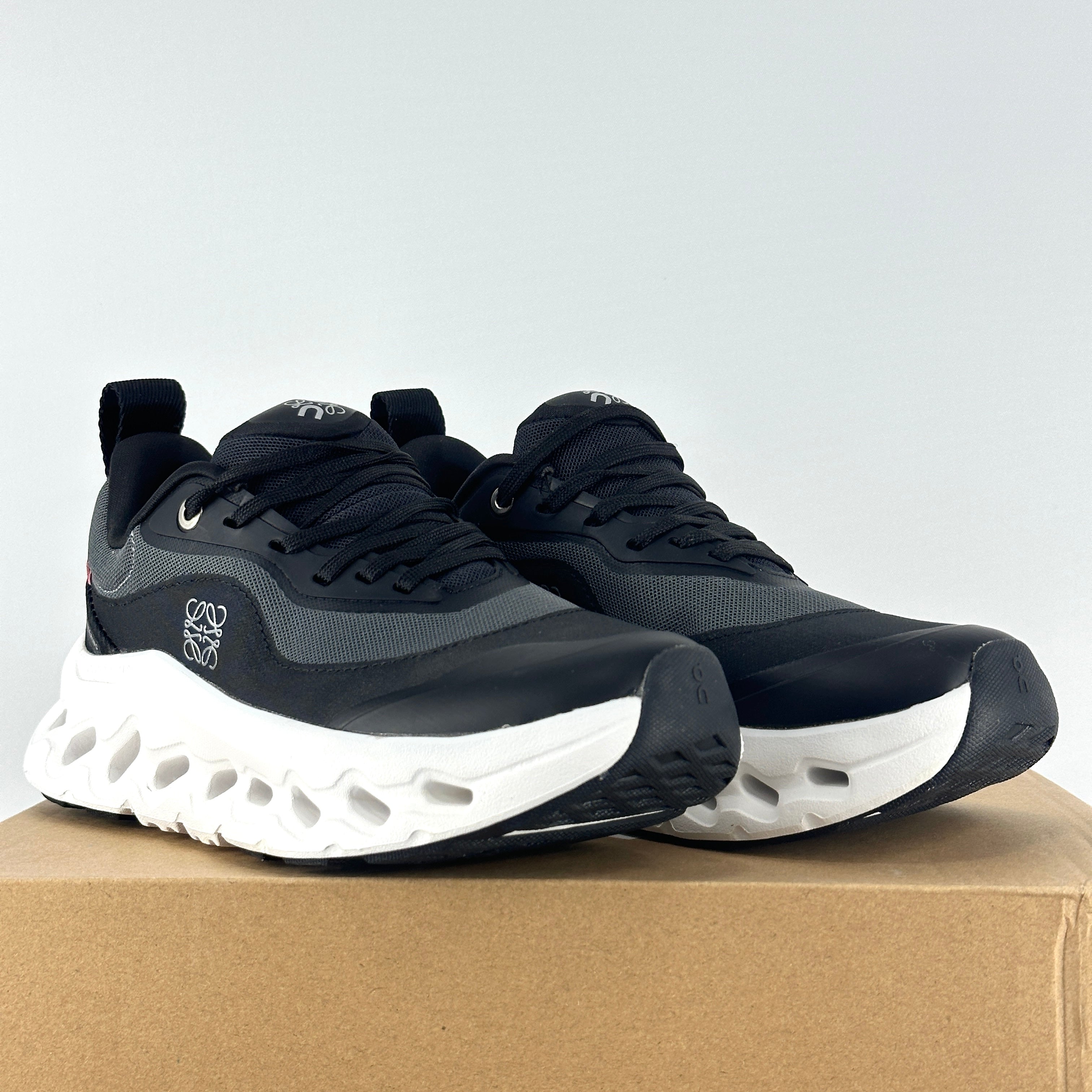 On x Loewe cloudtilt black-white