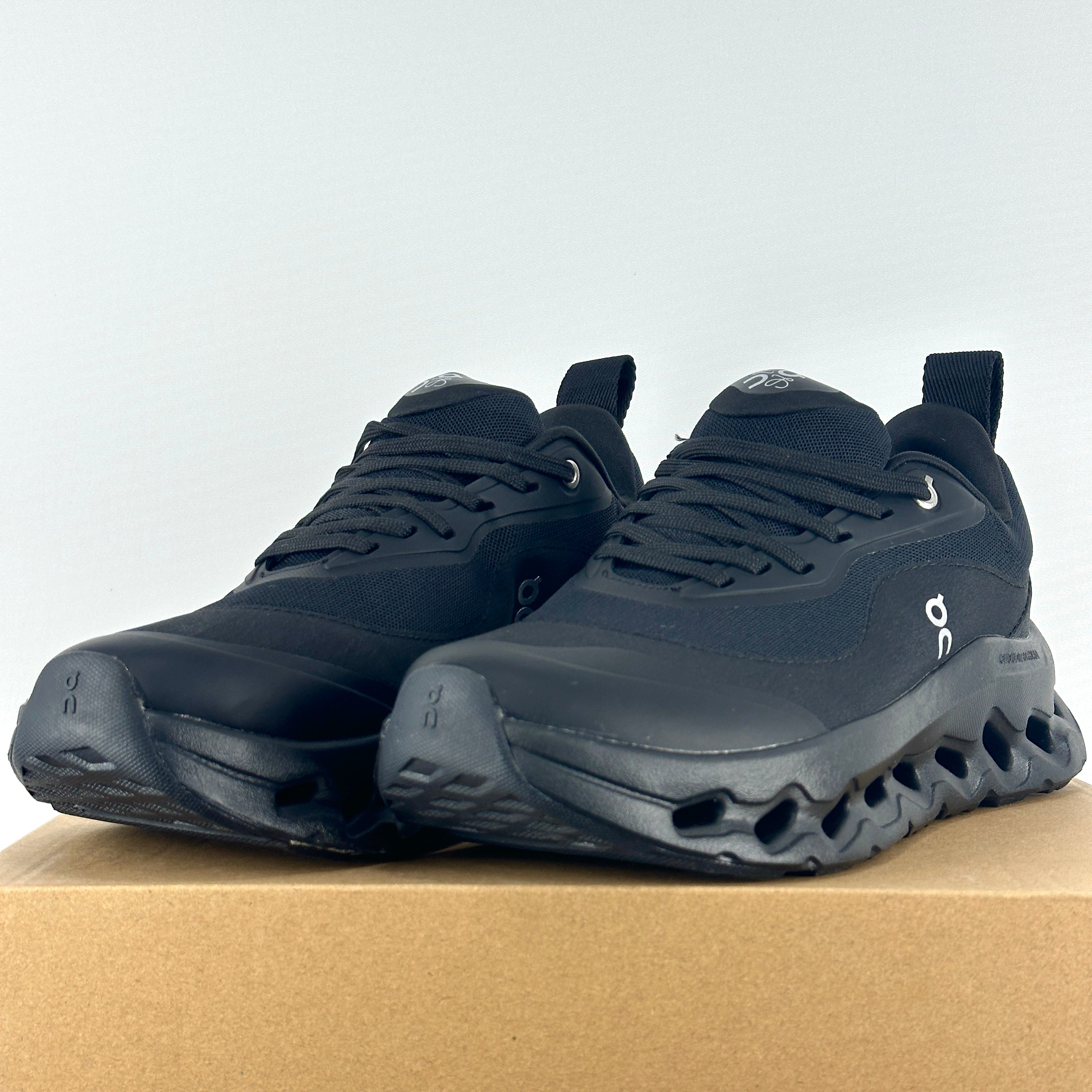 On x Loewe cloudtilt black