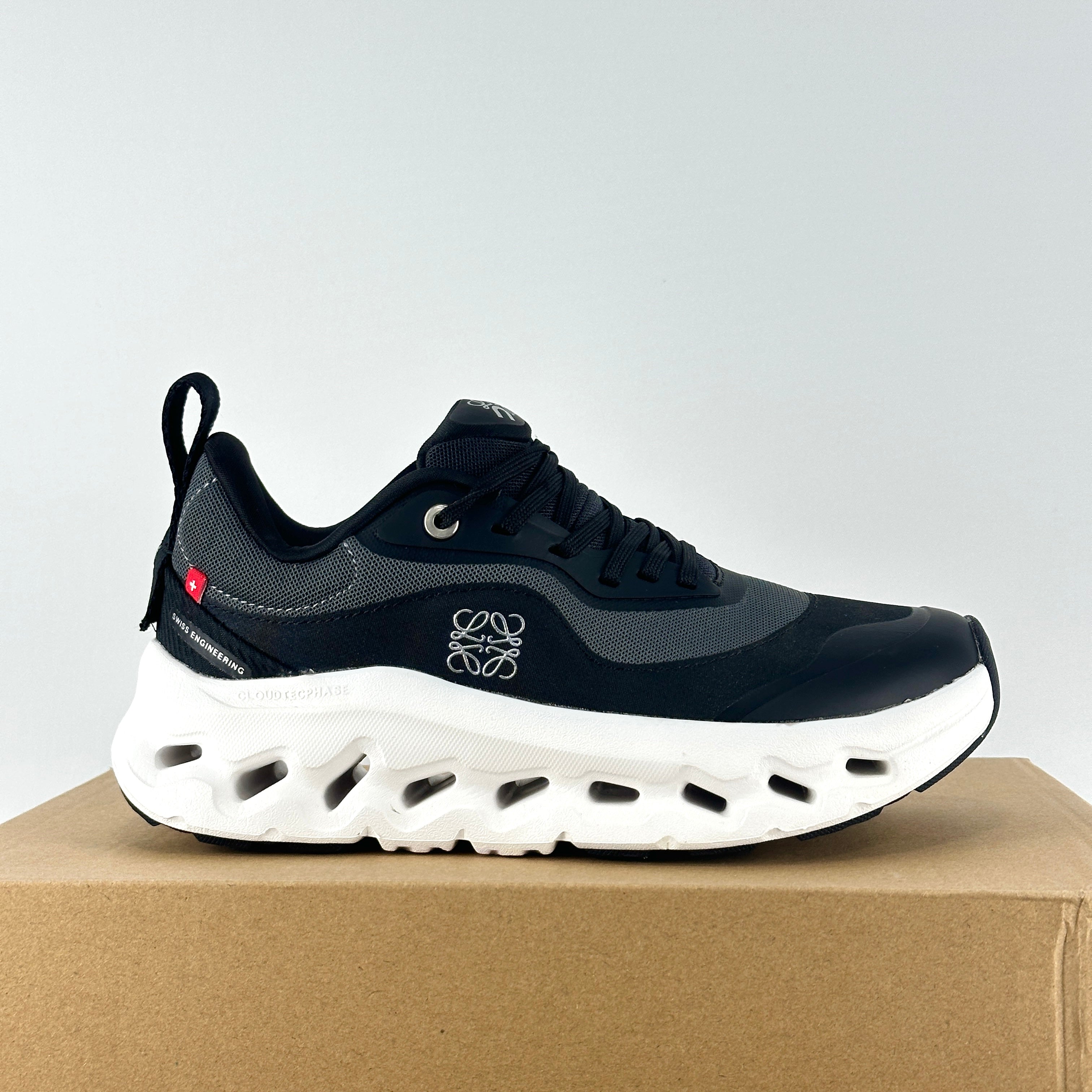 On x Loewe cloudtilt black-white