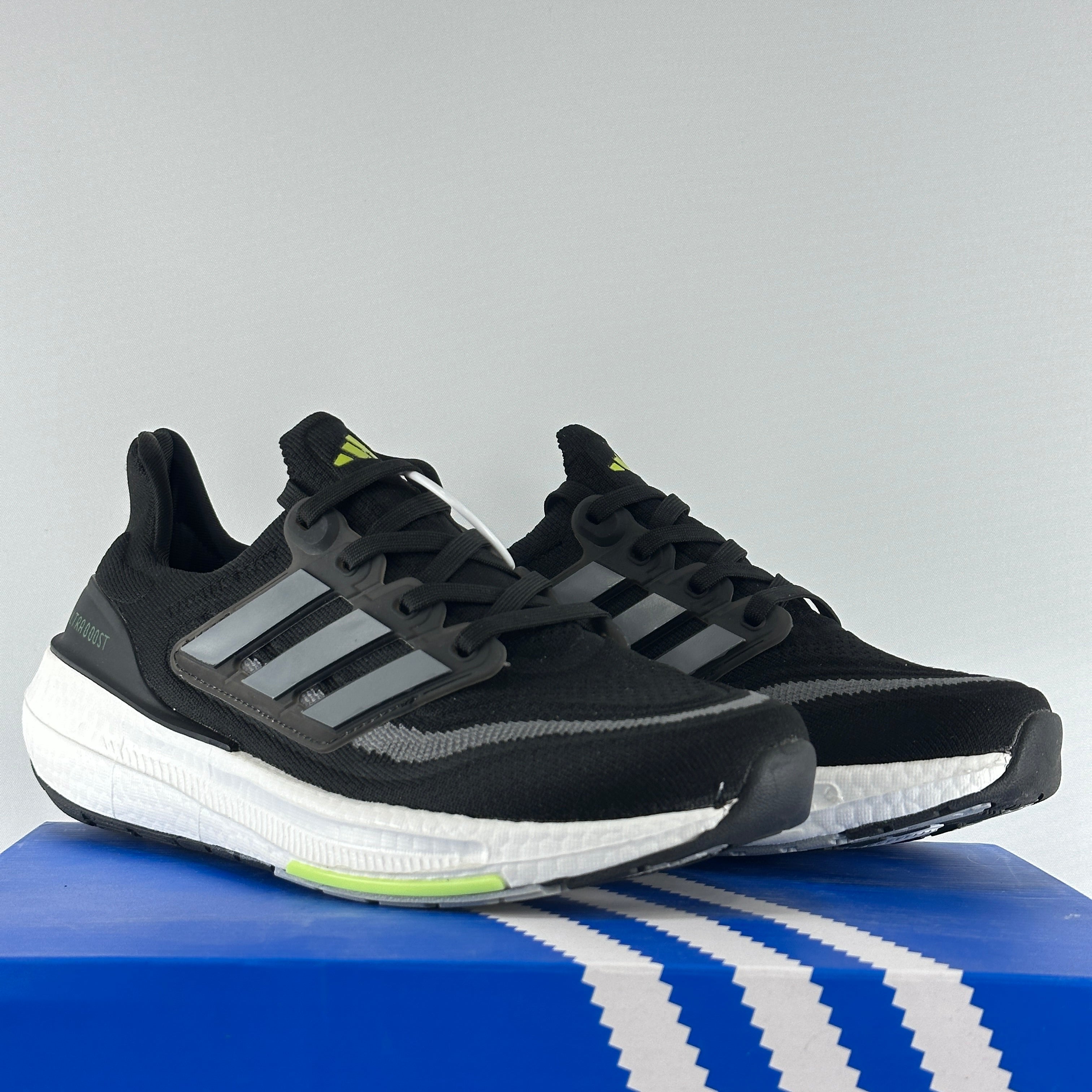 U.boost black-white