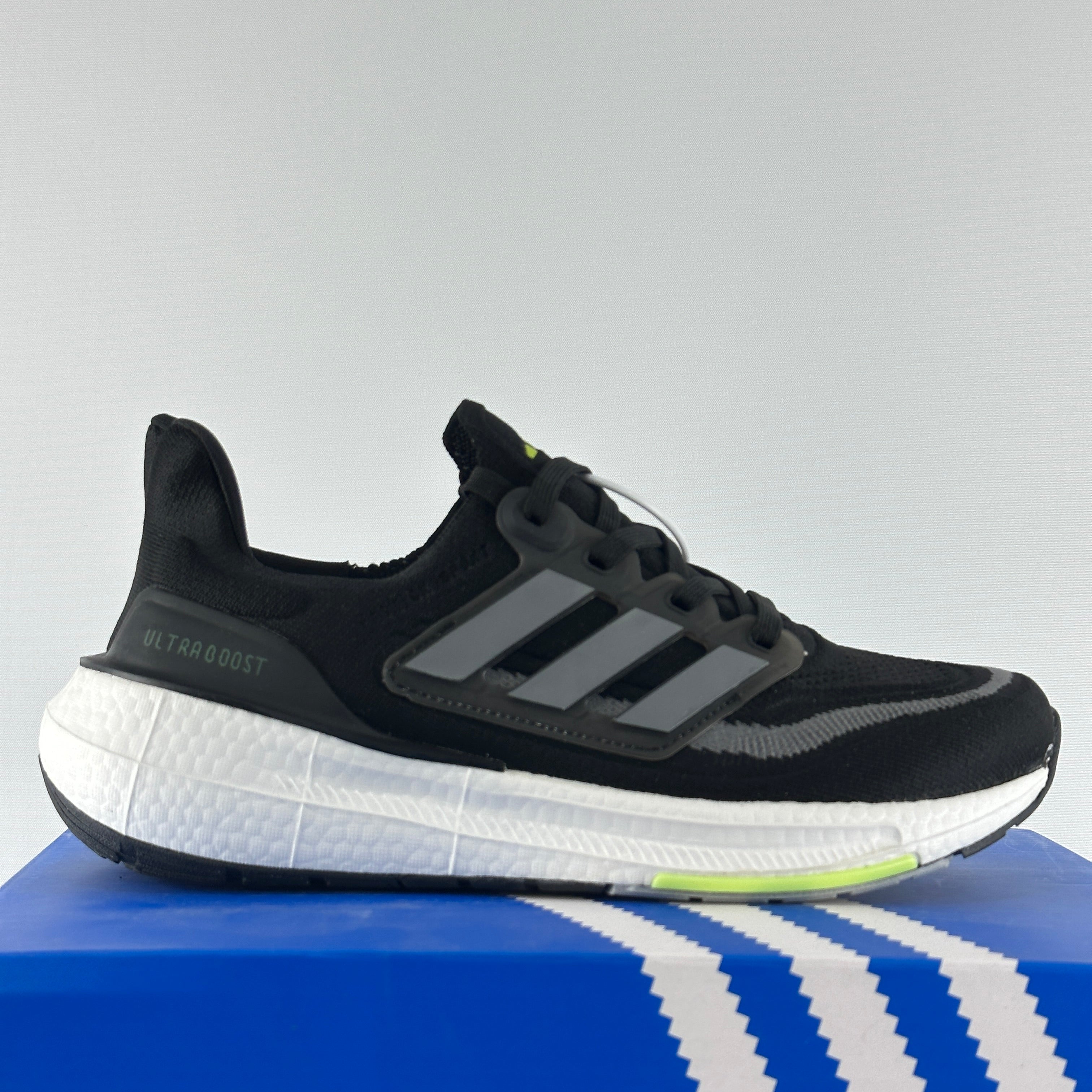 U.boost black-white